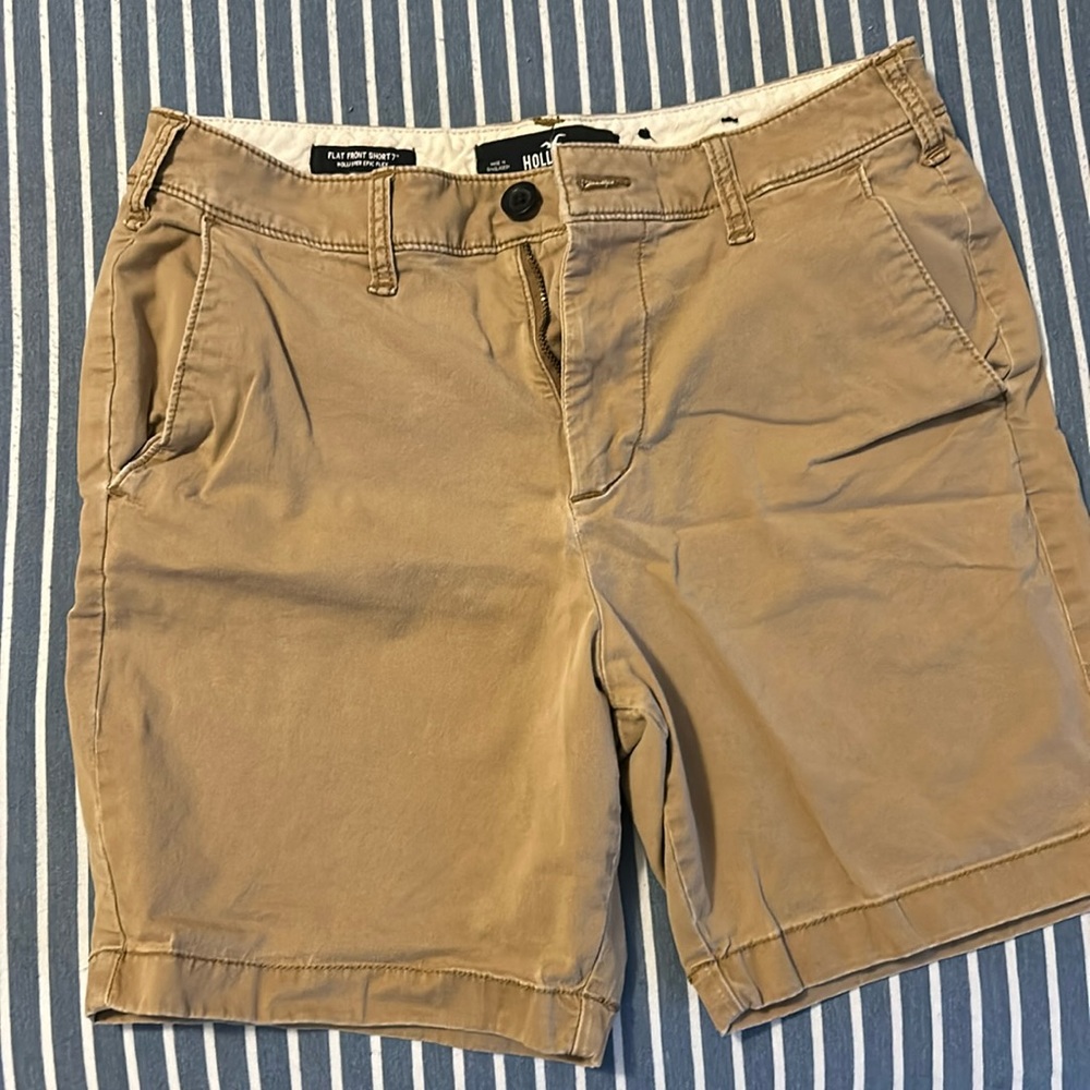 Hollister flat front 7” khaki short